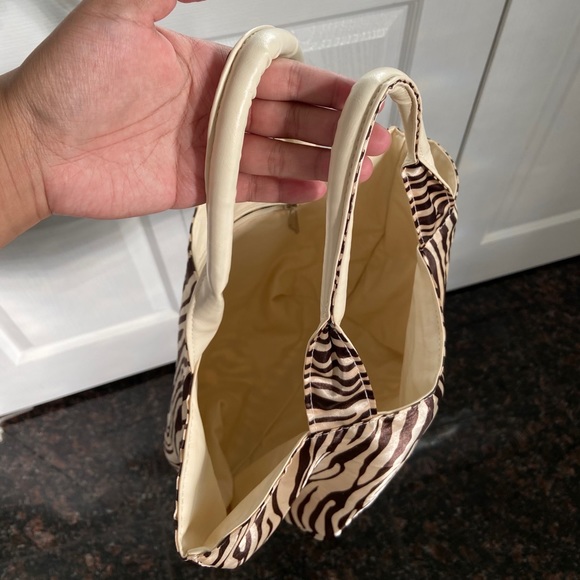 Zebra cream & brown reversible tote - Picture 3 of 3